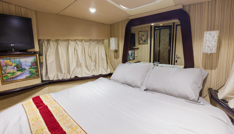 Yacht 55 Feet Rental in Dubai For 12 Persons