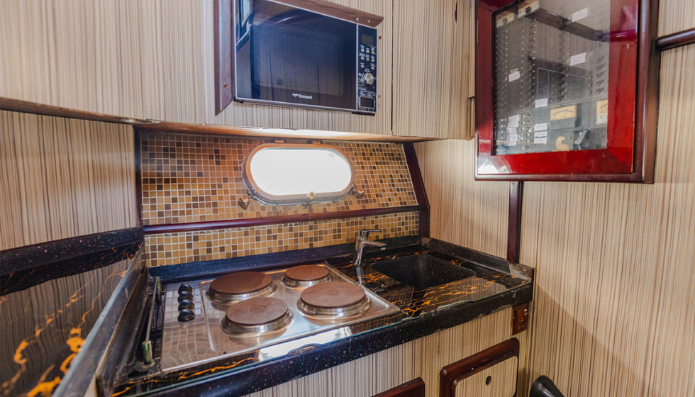 Yacht 55 Feet Rental in Dubai For 12 Persons